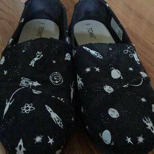 Toms womens space print shoe size 8. Glow in dark